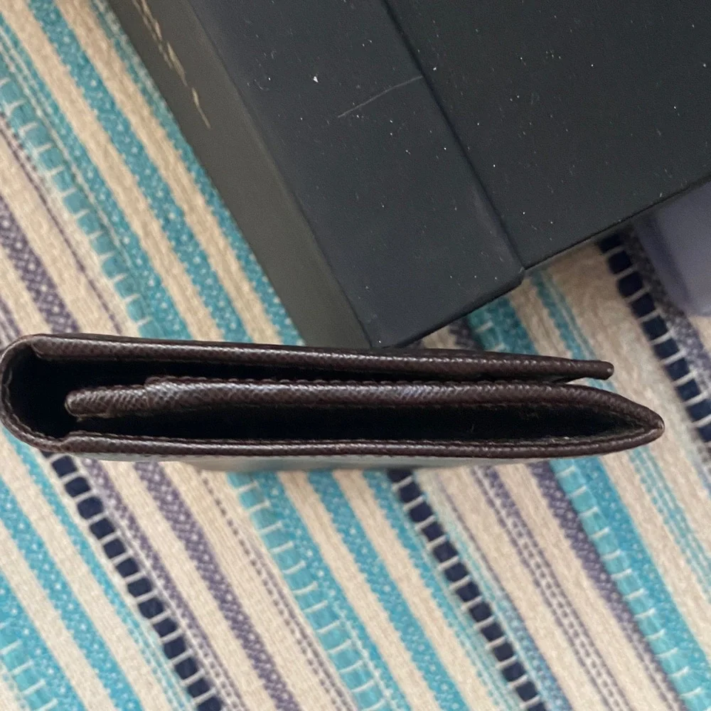 Salvatore Ferragamo Deep brown leather wallet with gold accent - Picture 5 of 16